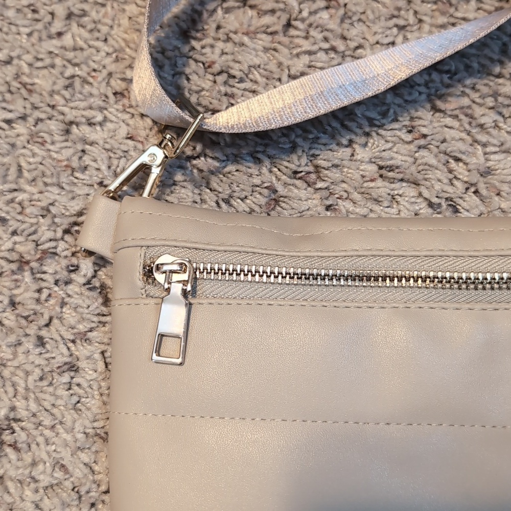 New York Style Beige Crossbody Bag Gold Hardware Travel Satchel - Picture 5 of 9